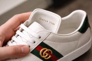 découvrez comment vérifier facilement le numéro de série d'une chaussure gucci originale pour assurer son authenticité et éviter les contrefaçons.