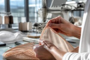 découvrez les secrets de fabrication d'hanro, la lingerie suisse de luxe unisexe alliant savoir-faire artisanal et matériaux d'exception pour un confort et une élégance incomparables.