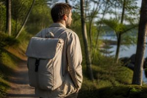 découvrez comment un sac à dos minimaliste scandinave peut réduire votre impact environnemental lors de vos déplacements quotidiens et contribuez à un mode de vie plus écoresponsable.