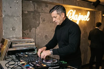 DJ français célèbre derrière ses platines dans un club parisien, symbole de la French touch moderne
