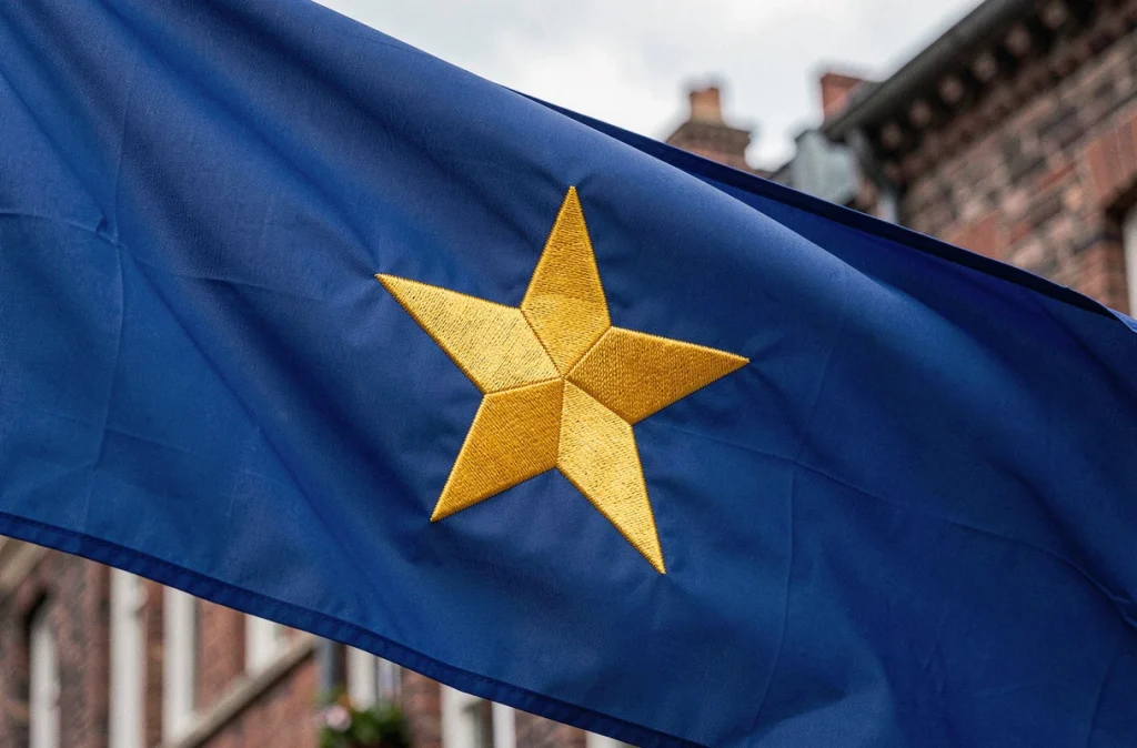 Gros plan sur une étoile dorée brodée du drapeau européen avec texture de tissu détaillée